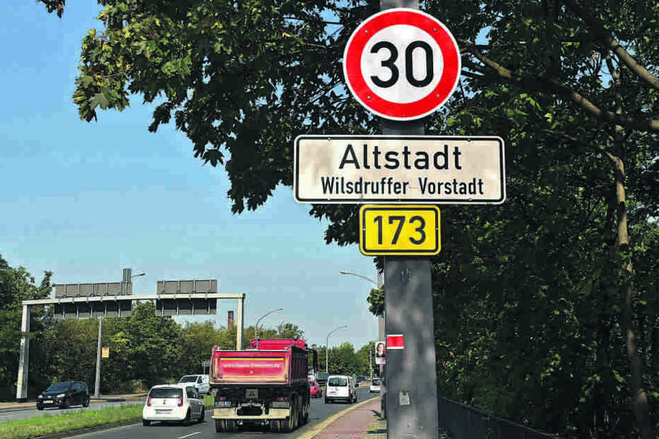 Auf der Nossener Brücke gilt seit Juni ein Tempo-30-Limit. Die Maßnahme hat nicht den erwünschten Erfolg gebracht.