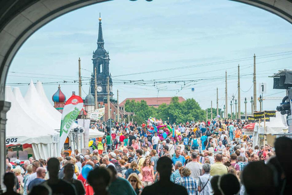 Gut gefüllt: Blick auf den Schloßplatz und die Augustusbrücke.