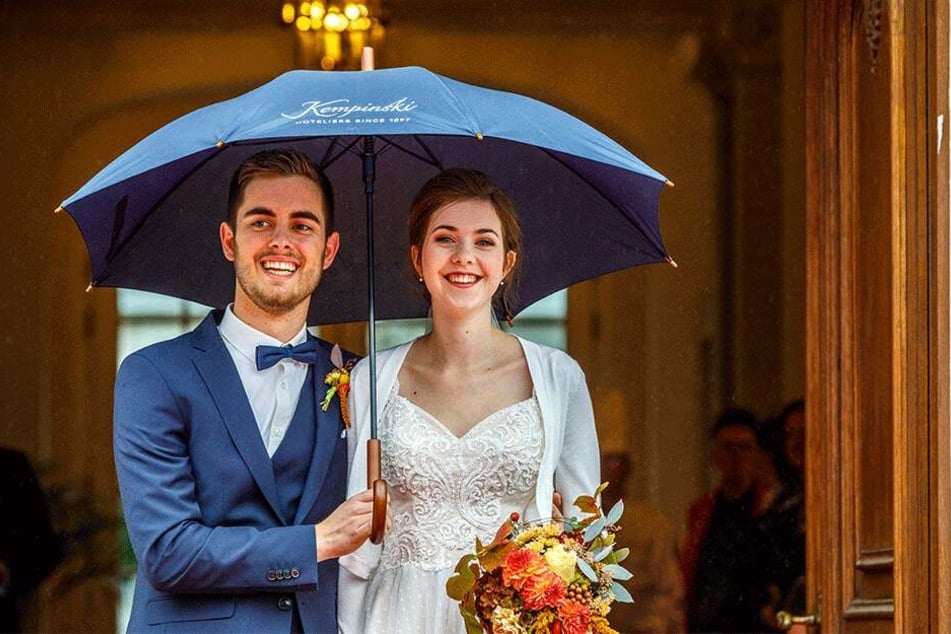 Im strömenden Regen, aber mit strahlendem Lächeln kamen Klaas Wiersma (24) und Christina Berndt (23) im Residenzschloss an.