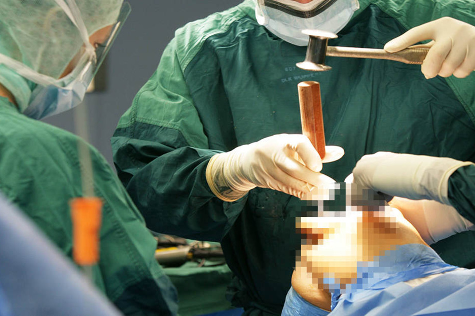 Das Gelenk wurde gereinigt und dem Patienten wieder eingesetzt (Symbolbild).