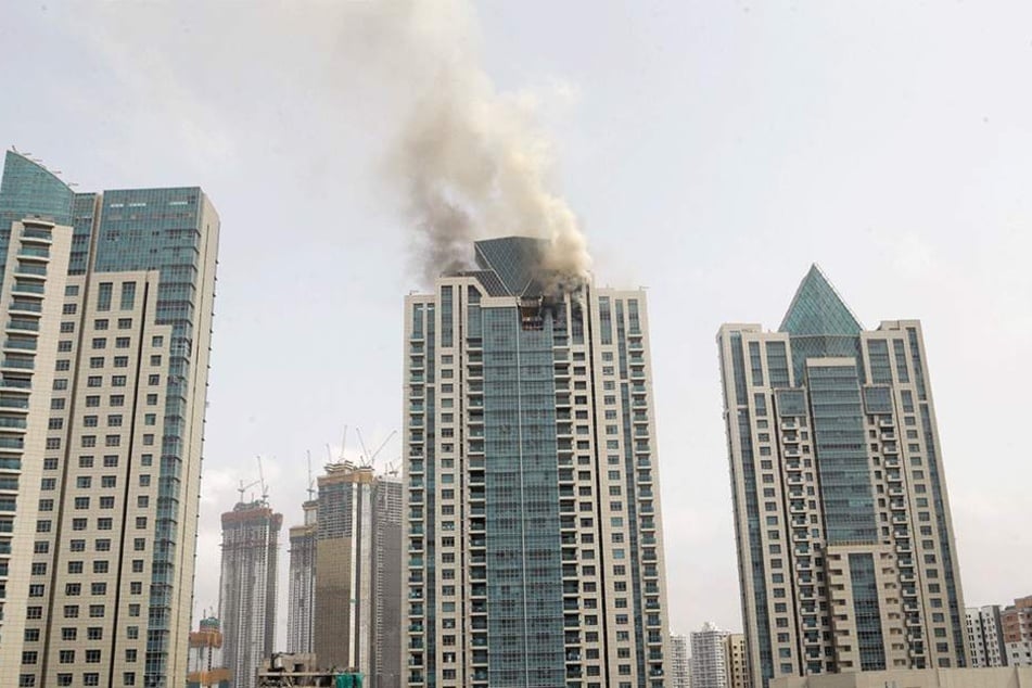 Rauch und Flammen steigen von dem Wohnturm «Beau Monde Tower» auf.