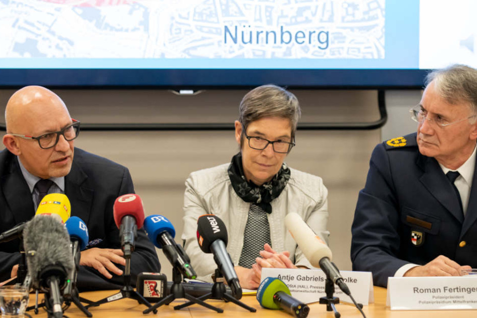 Thilo Bachmann (l-r), leitender Kriminaldirektor, Antje Gabriels-Gorsolke, Pressesprecherin der Staatsanwaltschaft, und Roman Fertinger, Polizeipräsident Mittelfranken bei der Pressekonferenz.
