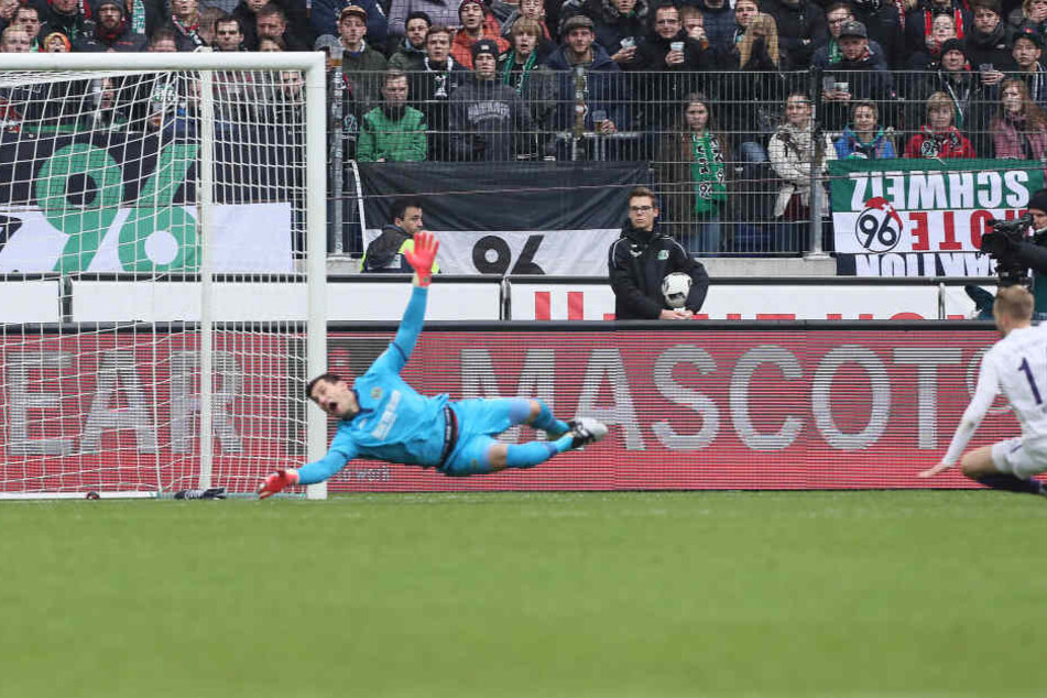 Die beste Auer Chance in der ersten Halbzeit: Pascal Köpke verzieht gegen Philipp Tschauner.