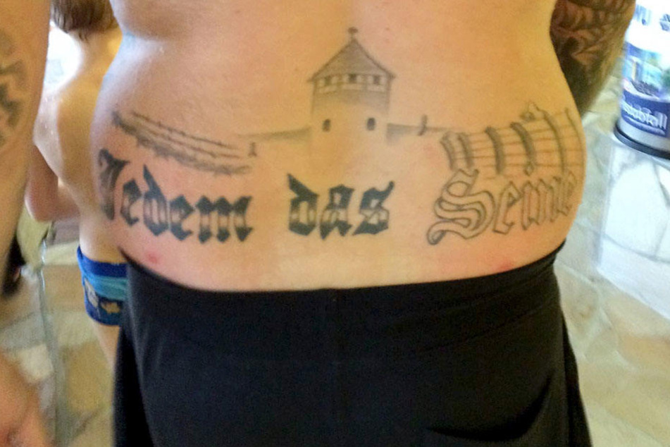 Die Silhouette des KZ Auschwitz ist klar zu erkennen. Und der Schriftzug vertreibt dann den letzten Zweifel...