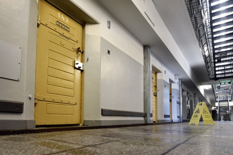 In der JVA Kleve war ein Häftling (26) zwei Wochen nach einem Brand in seiner Zelle im September 2018 verstorben.