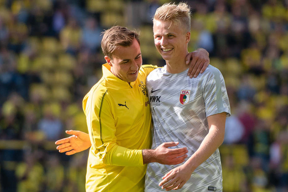 Die Brüder vereint: BVB-Star Mario Götze (l.) und sein jüngerer Bruder Felix (r.), der bei Augsburg unter Vertrag steht, saßen beide nur auf der Bank.