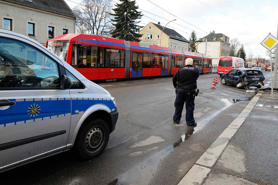 Der Renault übersah offenbar die Citybahn.