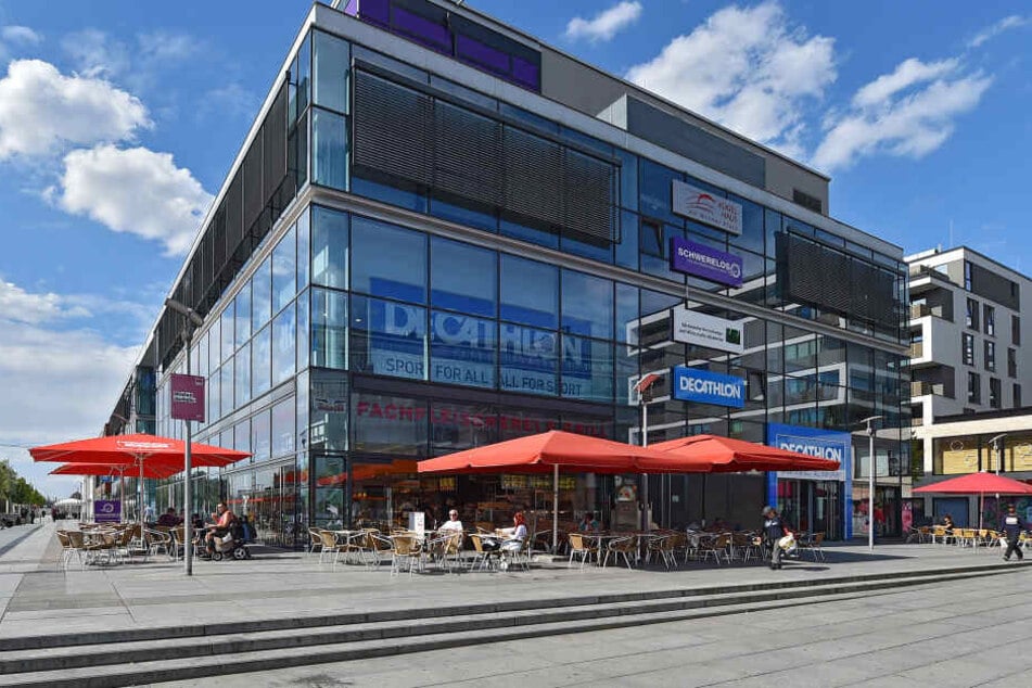Der riesige Store befindet sich am Hauptbahnhof im Dresdner Kugelhaus.