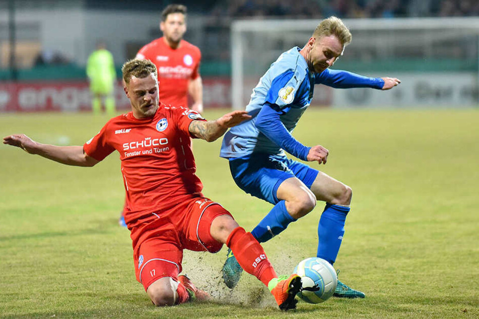 Christoph Hemlein ist ein Fighter! Er schmeißt sich in jeden Zweikampf, wie hier im Pokal gegen Walldorf.