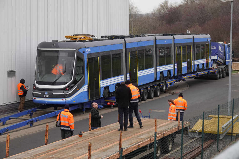 Sie ist da: Vorsichtig wurde gestern die neue Skoda-Bahn vom Transporter auf die Gleise gehoben.