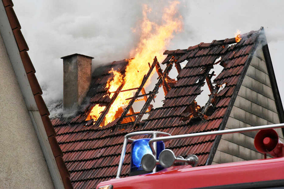 Nach Angaben der Regionalleitstelle wurde ein Feuerwehrmann durch einen herabstürzenden Dachziegel leicht verletzt und erlitt ebenfalls eine Rauchvergiftung. (Symbolbild)