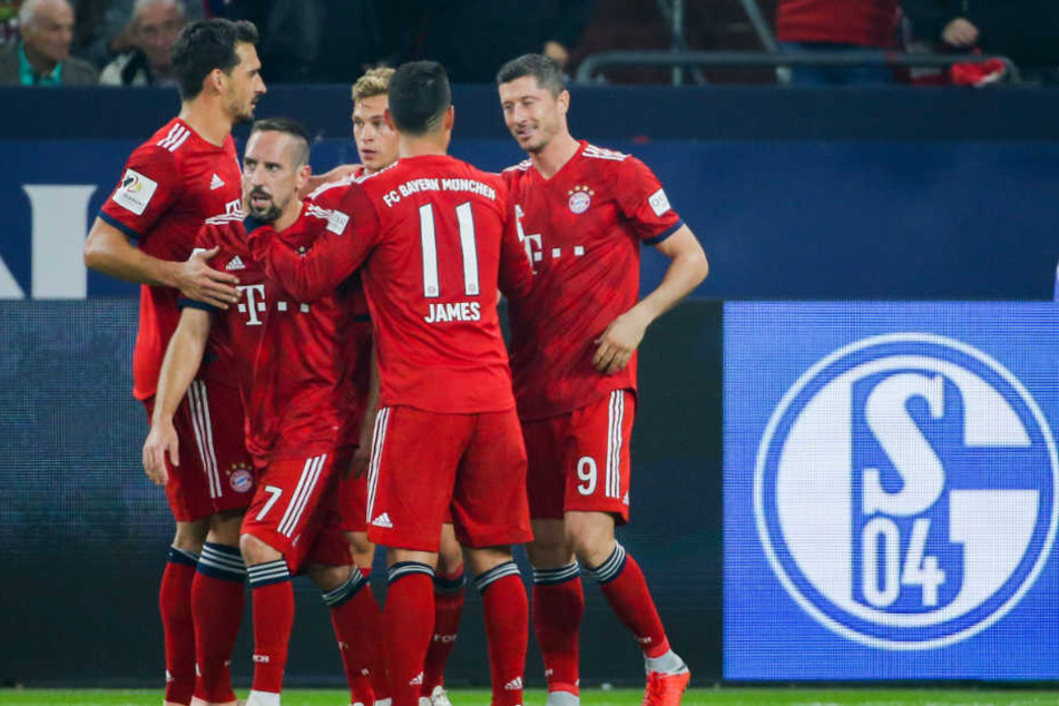 Die Bayern bejubeln den zweiten Treffer durch Robert Lewandowski (r.).