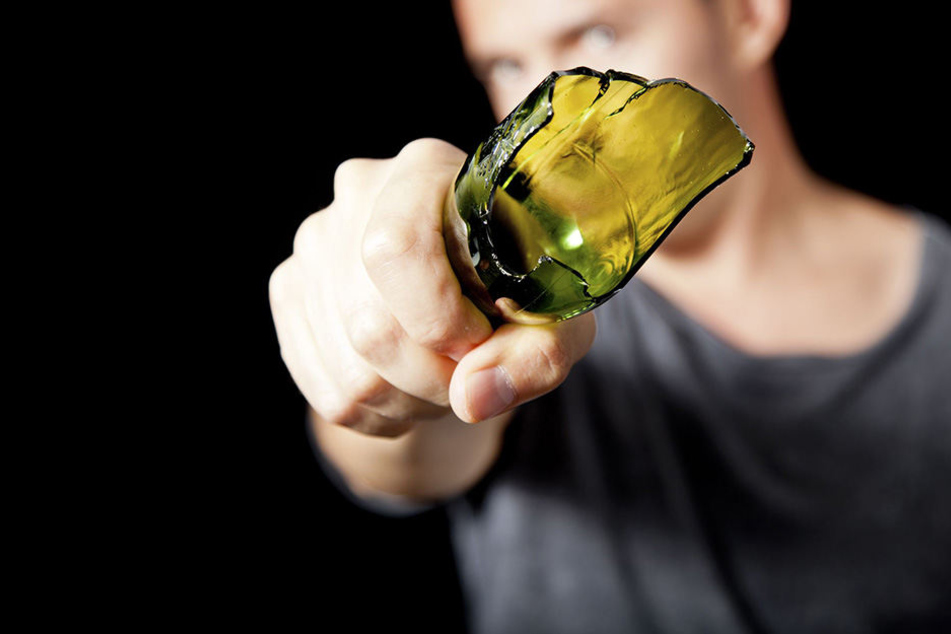 Erst sprühte er den Männern Reizgas ins Gesicht, dann attackierte er sie mit einer abgebrochenen Flasche. (Symbolbild)