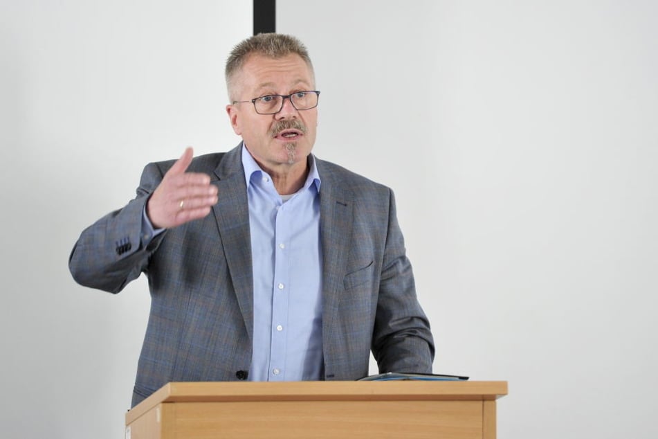 Bürgermeister Miko Runkel (56, parteilos) berichtete über seine
Stadt-Sheriffs.