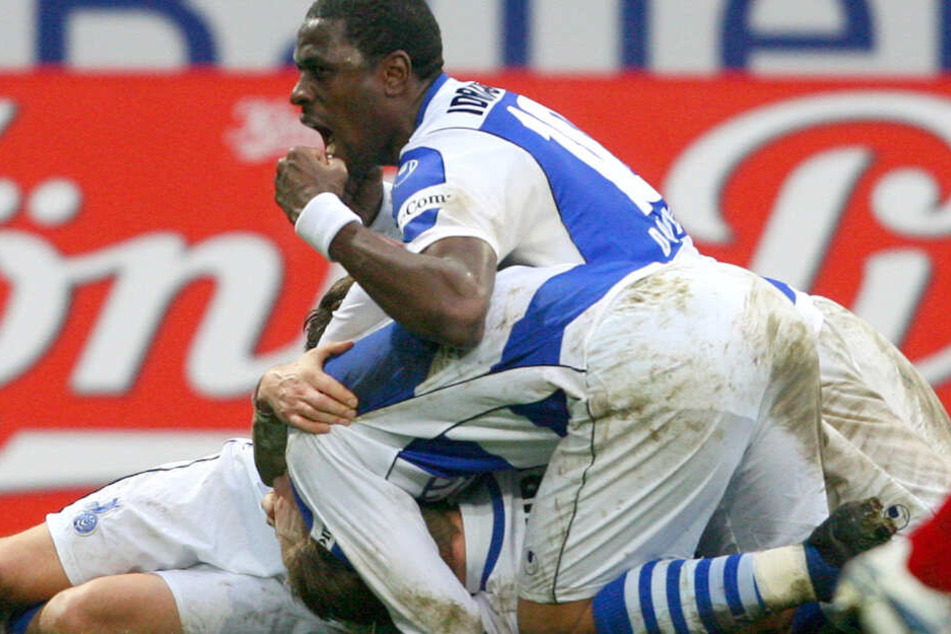 Mohamadou Idrissou wechselte am 1. Juli 2000 zum FSV Frankfurt. War seither fast durchgängig in den europäischen Profiligen unterwegs. Hier im Jahr 2007 beim MSV Duisburg.