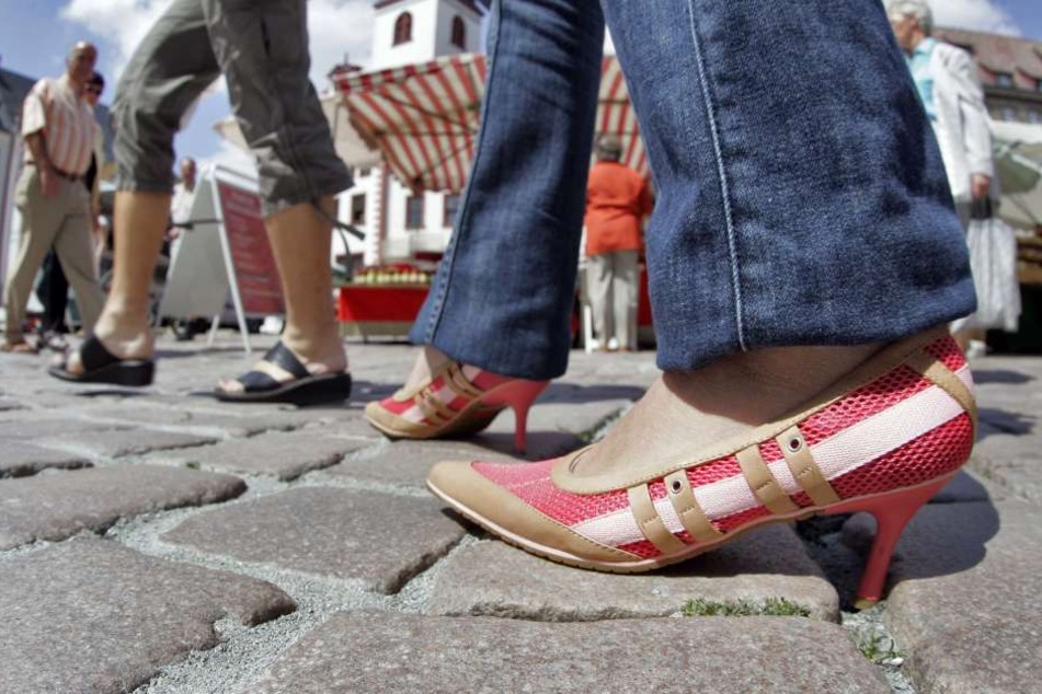 Noch ist das Marktpflaster eine Stolperfalle, das soll sich aber bald ändern.