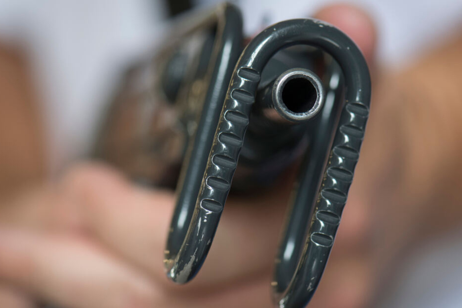 Bei den Maschinenpistolen handelte es sich nicht um scharfe Schusswaffen. (Symbolbild)