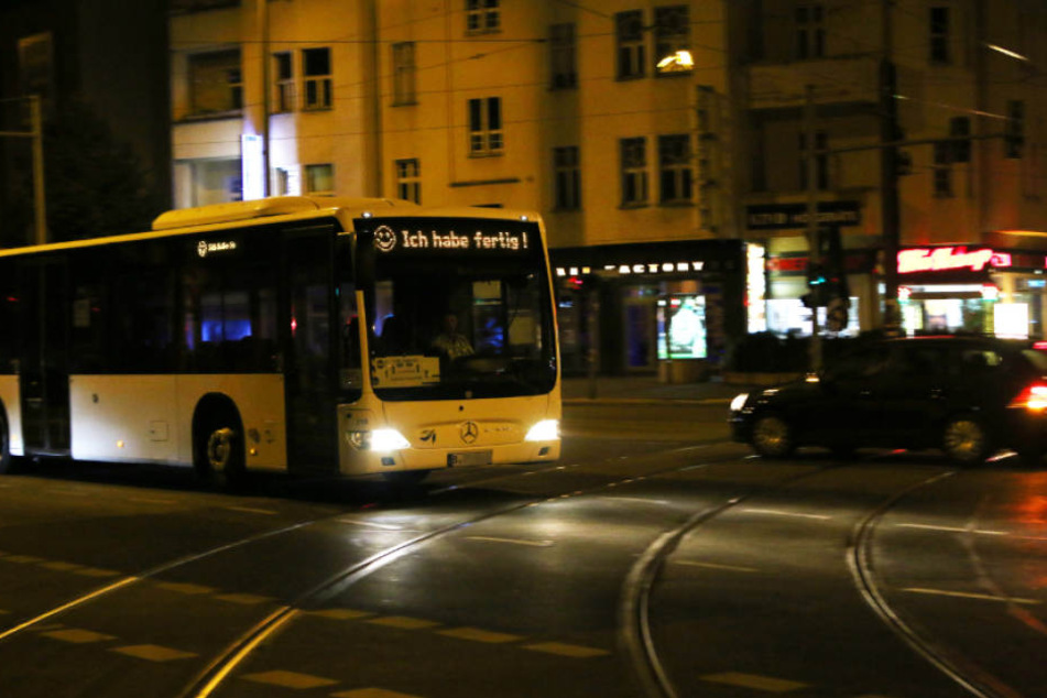 Der Busfahrer des Schienenersatzverkehrs verabschiedet sich für alle gut sichtbar in den wohlverdienten Feierabend.