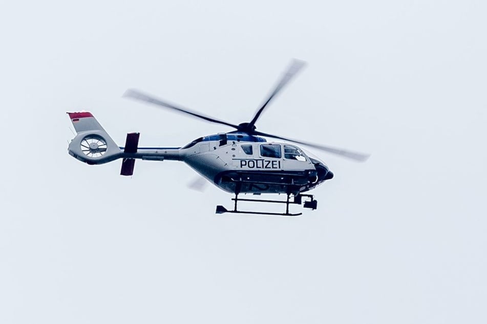 Die Polizei sucht in Ullendorf einen angeblich bewaffneten Mann. (Symbolfoto)