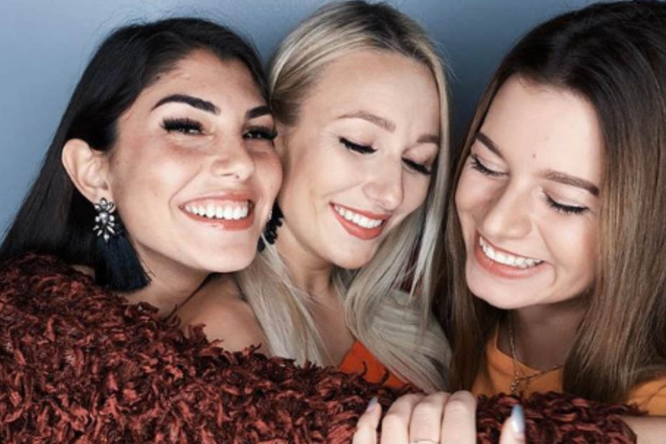 Mit den Bachelor-Kandidatinnen Yeliz (links) und Maxime (rechts) verbindet Jessica (Mitte) auch nach der Sendung noch eine innige Freundschaft.
