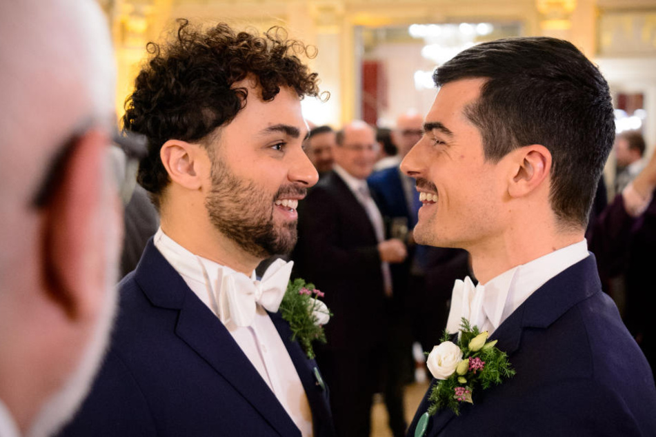 Danilo Floreani (Mitte) und Paolo Amerio (rechts) werden von Heidelbergs Integrationsbürgermeister Wolfgang Erichson (links) getraut.