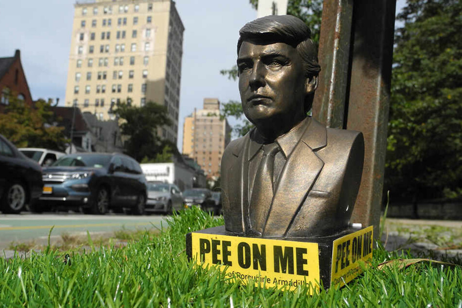 "Pee on me" steht auf der Figur, die Donald Trump (72) darstellen soll.