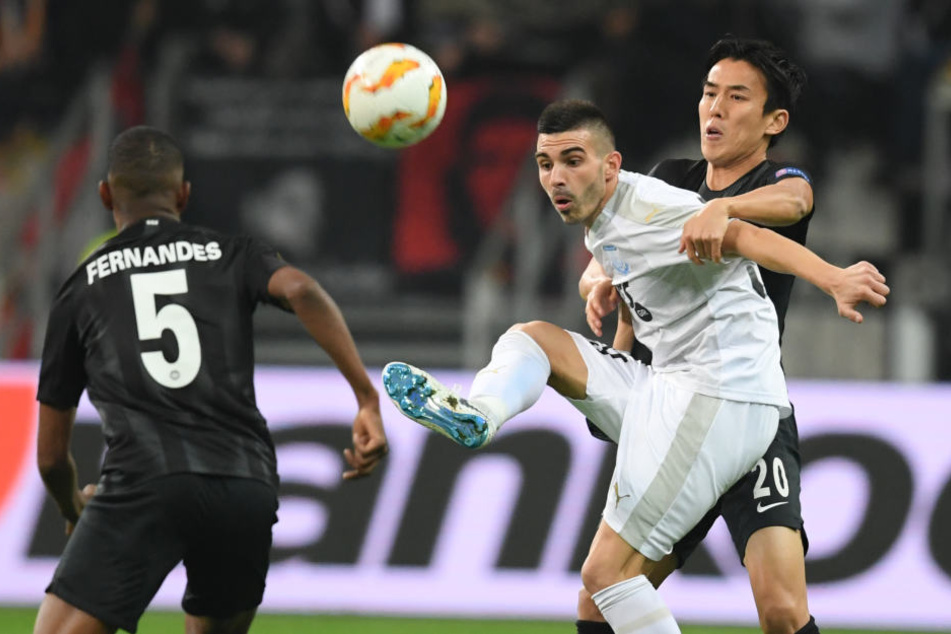 Makoto Hasebe (rechts) soll auch auf Zypern die Defensive ordnen.