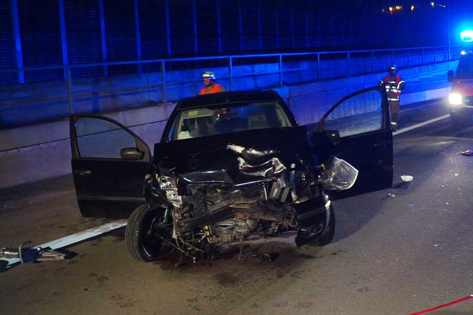 Die Autofahrerin fuhr mit ihrem Ford erst gegen ein anderes Auto und anschließend gegen mehrere Begrenzungen.