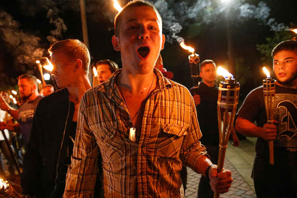 Nationalisten und Rechtsextremisten marschieren über den Campus der University of Virginia in Charlottesville (USA) mit Fackeln.
