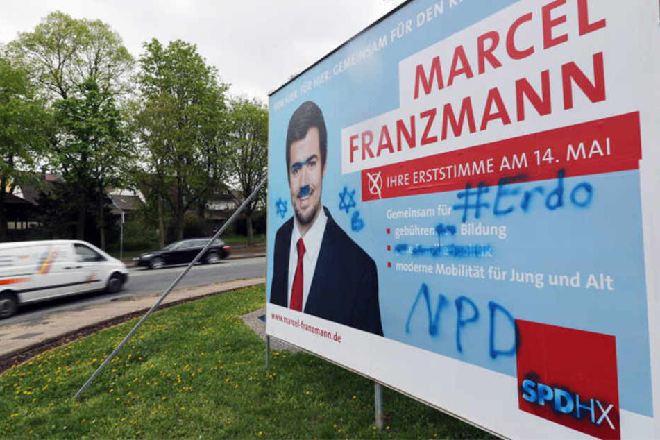 Die Plakate von Marcel Franzmann wurden unter anderem mit Hitler-Bärtchen und Judenstern beschmiert.