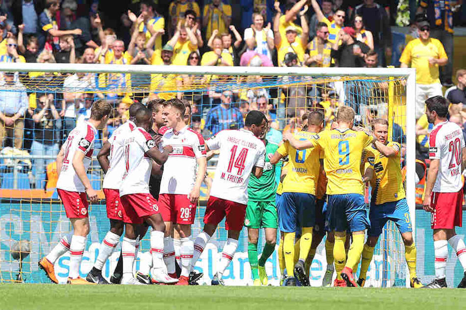 Der Anfang vom Ende. Energie Cottbus liegt hinten, nachdem Eintracht Braunschweig durch Pfitzner per Elfmeter trifft.