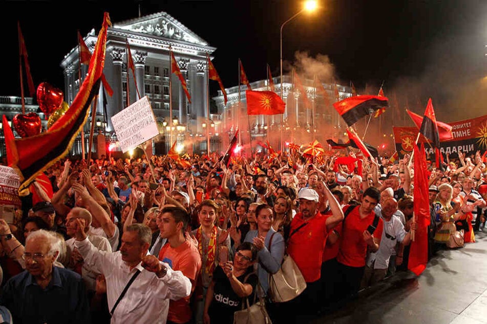Auf dem Bild zu sehen: Mazedonier - ähm, Verzeihung - Nord-Mazedonier vor dem Regierungsgebäude in Skopje.