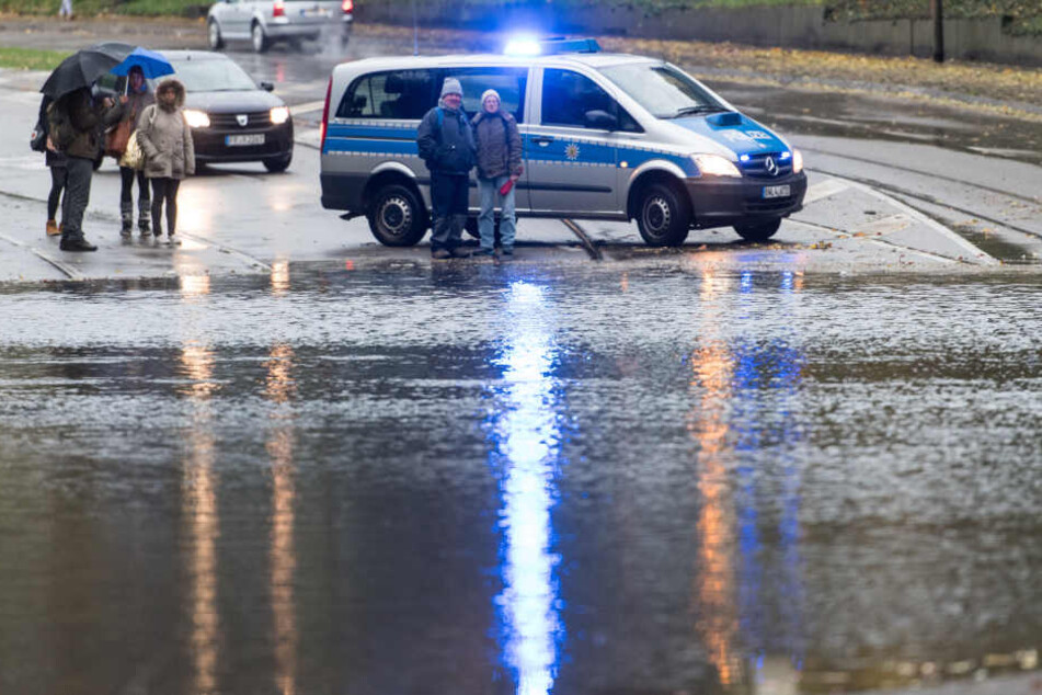Stellenweise stand so viel Wasser, dass die Straßen gesperrt werden mussten.