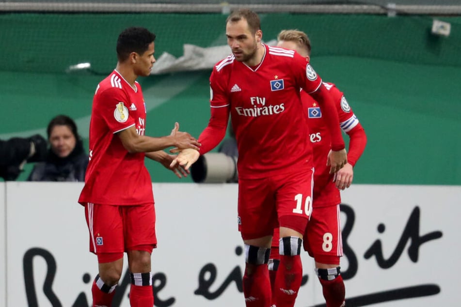 Vor Pierre-Michel Lasogga (rechts) und Douglas Santos müssen sich die Magdeburger in Acht nehmen.