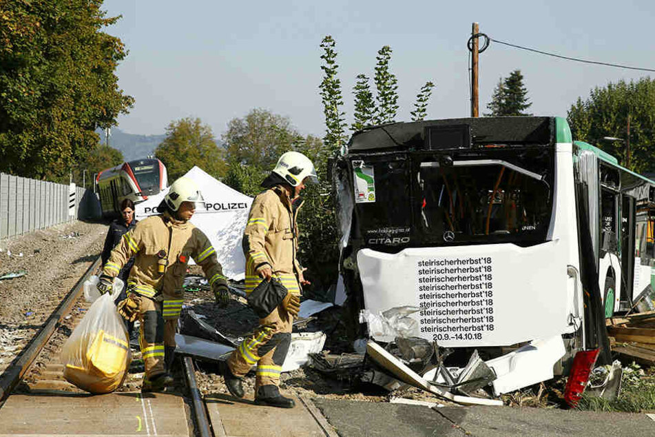 Die Unfallstelle gleicht einem Trümmerfeld.