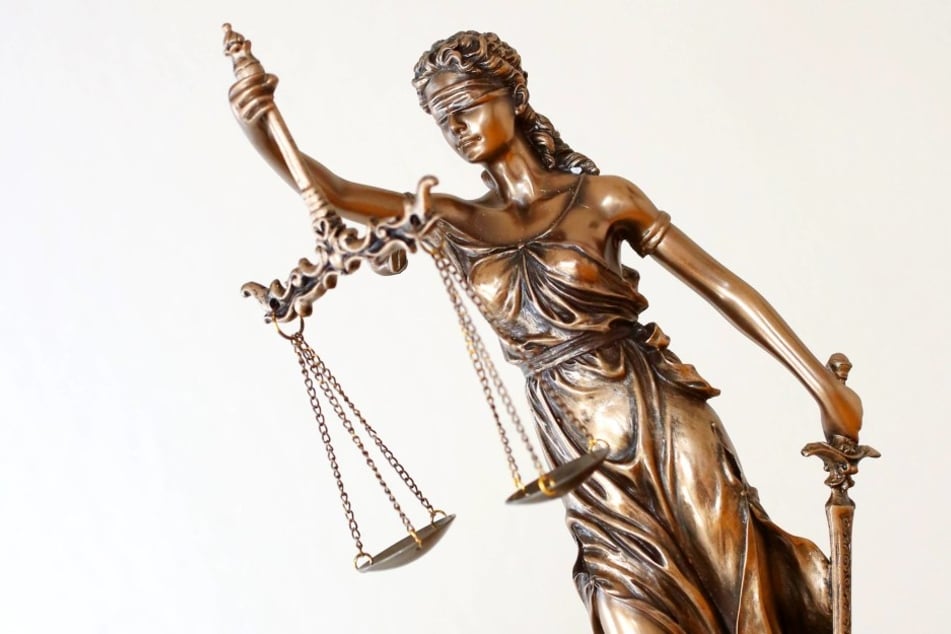 Justitia ist die Personifikation der Gerechtigkeit.Die Waage in ihrer Hand ist die Waage des Richters,mit deren Hilfe er das Für und Wider gegeneinander abwiegt.