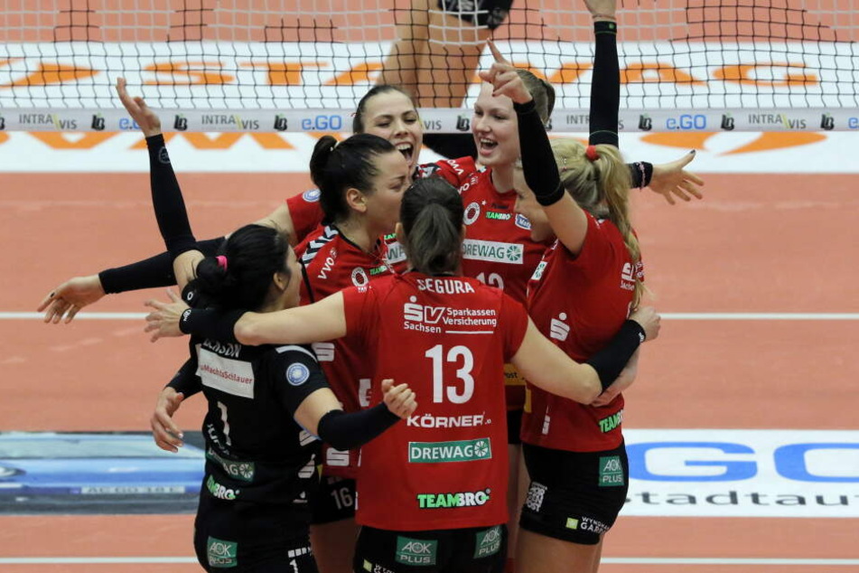 Jubelnde Dresdnerinnen. Der DSC hat mit dem Sieg das Entscheidungsspiel am Samstag daheim erkämpft. Foto: Wolfgang Birkenstock