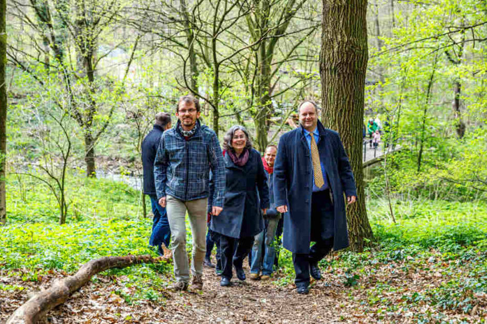 Dresdens OB Dirk Hilbert (45, FDP, r.) mit Umwelt-BM Eva Jähnigen (51, Grüne)
auf dem wiedereröffneten Wanderweg.