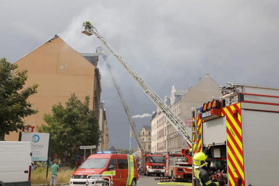 Die Feuerwehr war mit mehreren Löschfahrzeugen im Einsatz.