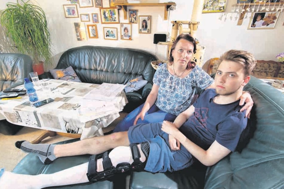 Mama Kerstin Nowara (43) und Luca haben sich auf der verzweifelten Suche nach
Ärzten wie Bettler gefühlt.