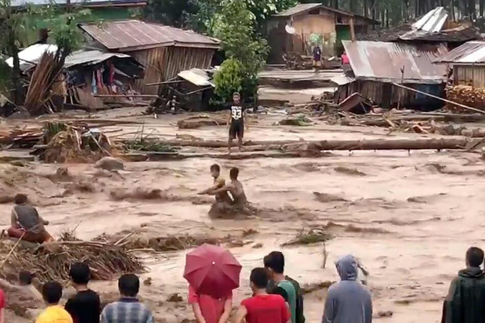 Der Tropensturm "Tembin" hat in den südlichen Philippinen Überschwemmungen und Erdrutsche ausgelöst.
