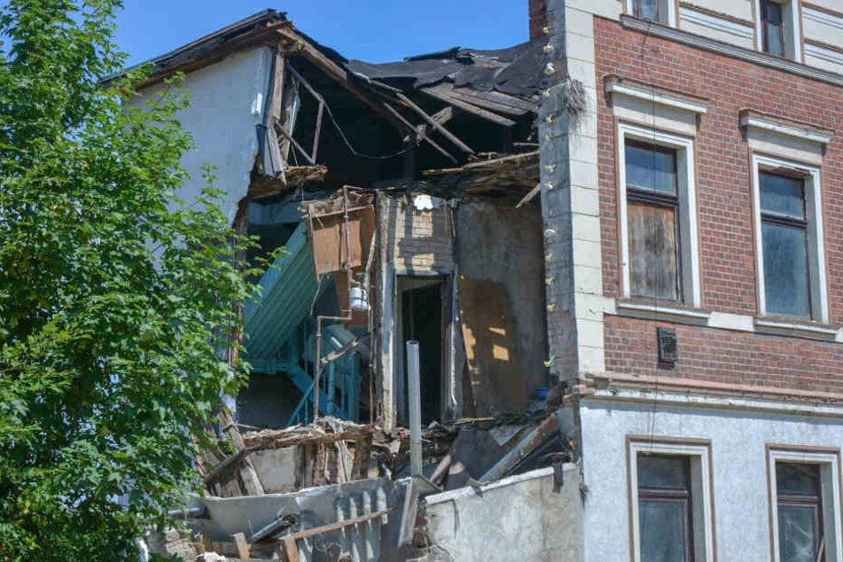 Nachdem sich zunächst ein Riss bildete, brach die Giebelseite aus dem Haus heraus.