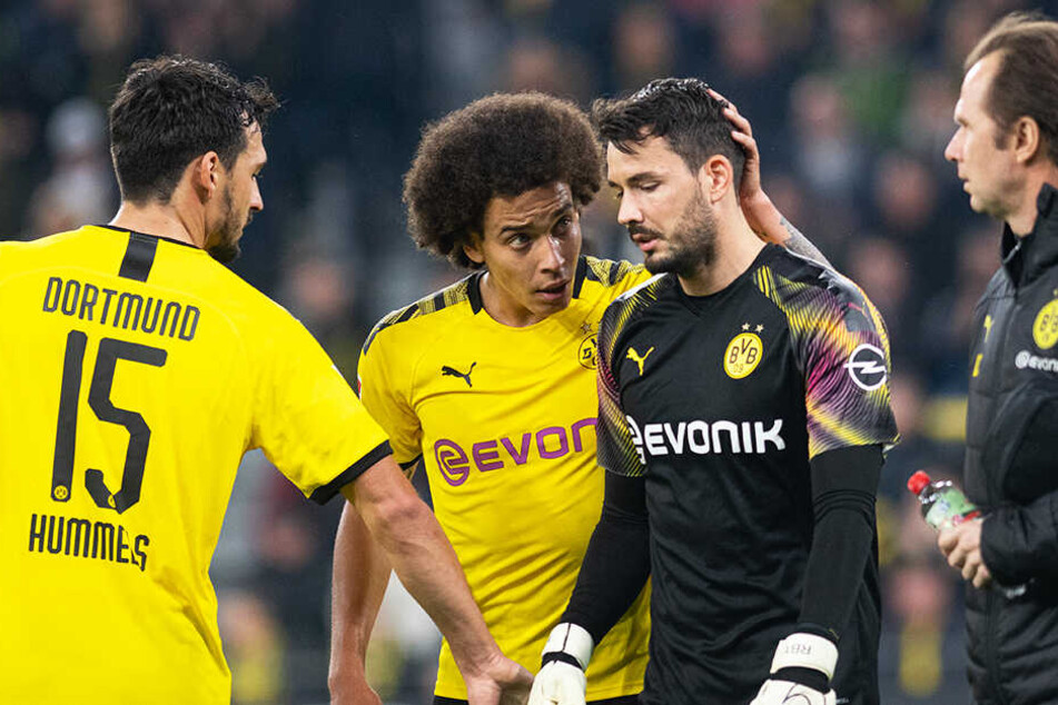 Roman Bürki musste verletzt ausgewechselt werden. Hier spenden ihm seine Mitspieler Trost.