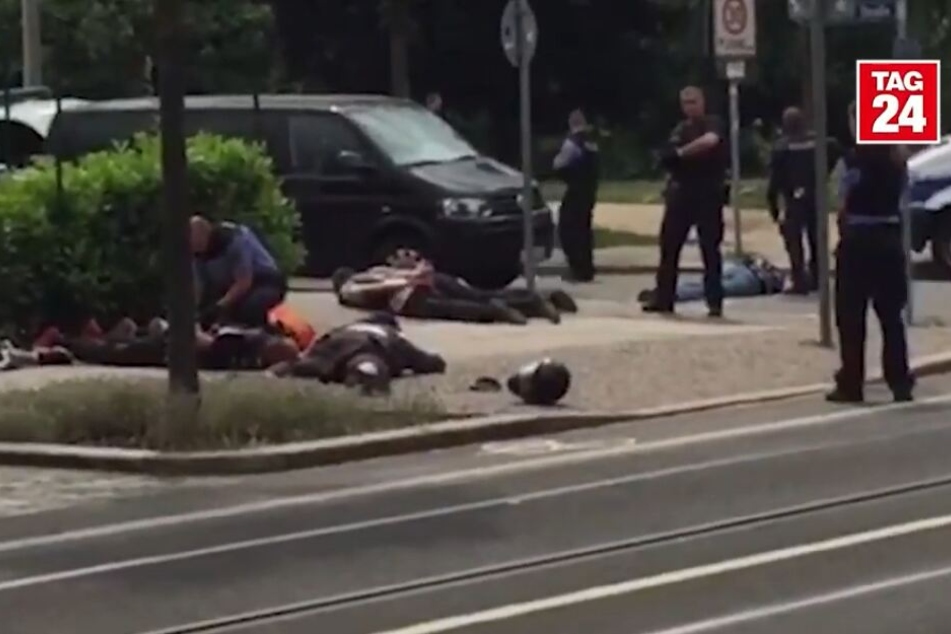 Ausschnitt aus dem Video: Der tote Rocker (re.) liegt auf der Straße, auf dem Gehweg werden andere Rocker festgenommen.