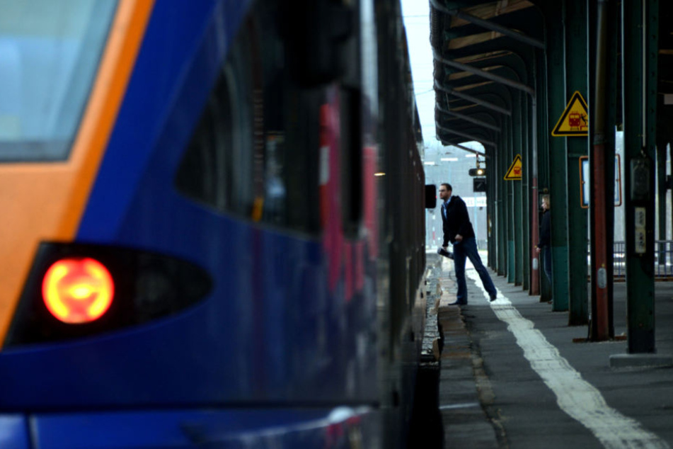 Ein Bahnmitarbeiter entdeckte den Jungen im Zug (Symbolfoto).