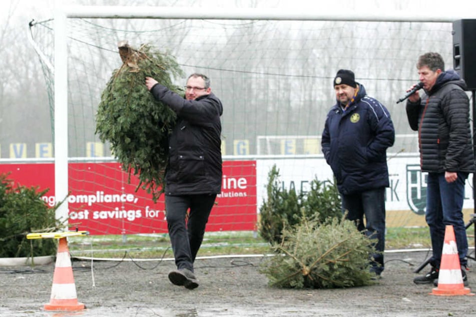 Auch Lok-Präsident Thomas Löwe ließ sich nicht lumpen und trat im Weihnachtsbaum-Weitwurf an.