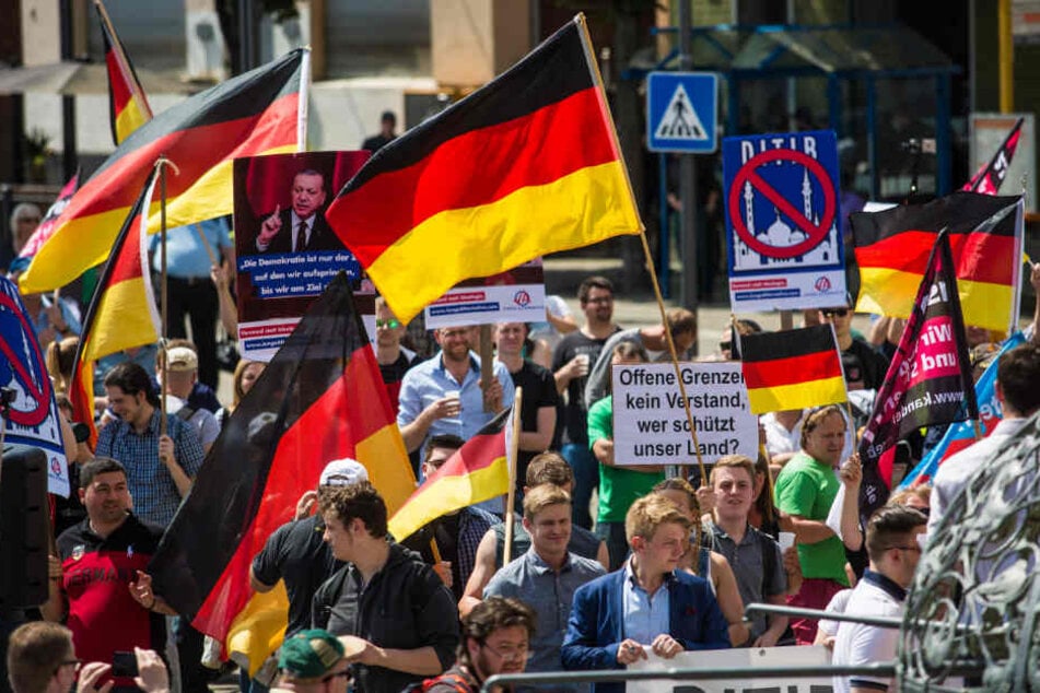 Demonstranten der Jungen Alternative in Feuerbach.