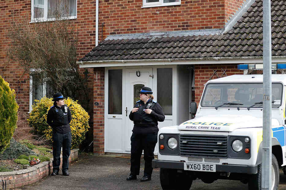 Einsatzkräfte der Polizei stehen vor Skripals Haus. Der vergiftete russische Ex-Doppelagent und seine Tochter sollen zu Hause mit dem Nervengift in Kontakt gekommen sein.