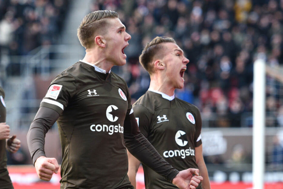 Viktor Gyökeres (links) und Leo Östigard freuen sich gemeinsam über ein Tor.