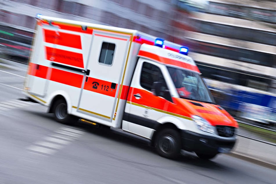 Der 29 Jahre alte Polizist wurde mit schweren Verletzungen in ein Krankenhaus gebracht. (Symbolbild)